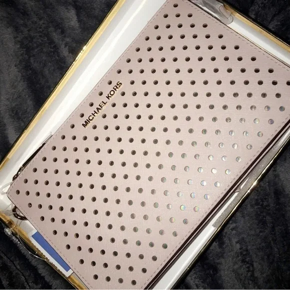 🌟FLASH SALE🌟 Michael Kors Wristlet - Picture 1 of 3